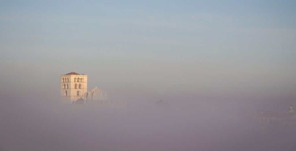 Catedral saliend de la niebla